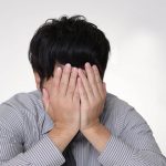 顔を抱える男性
